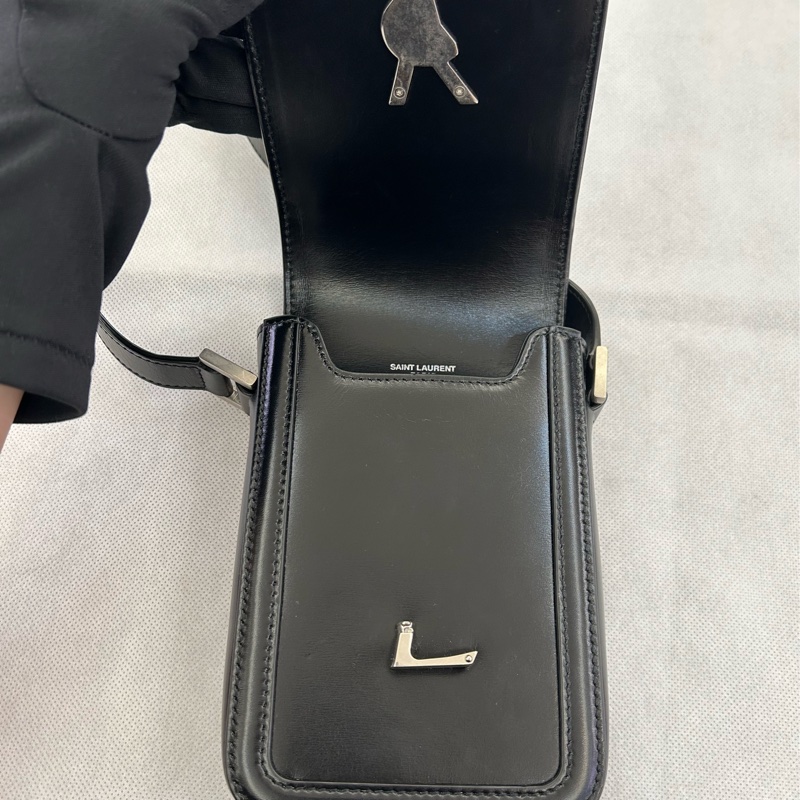 YSL黑滑面銀釦直式手機包-7