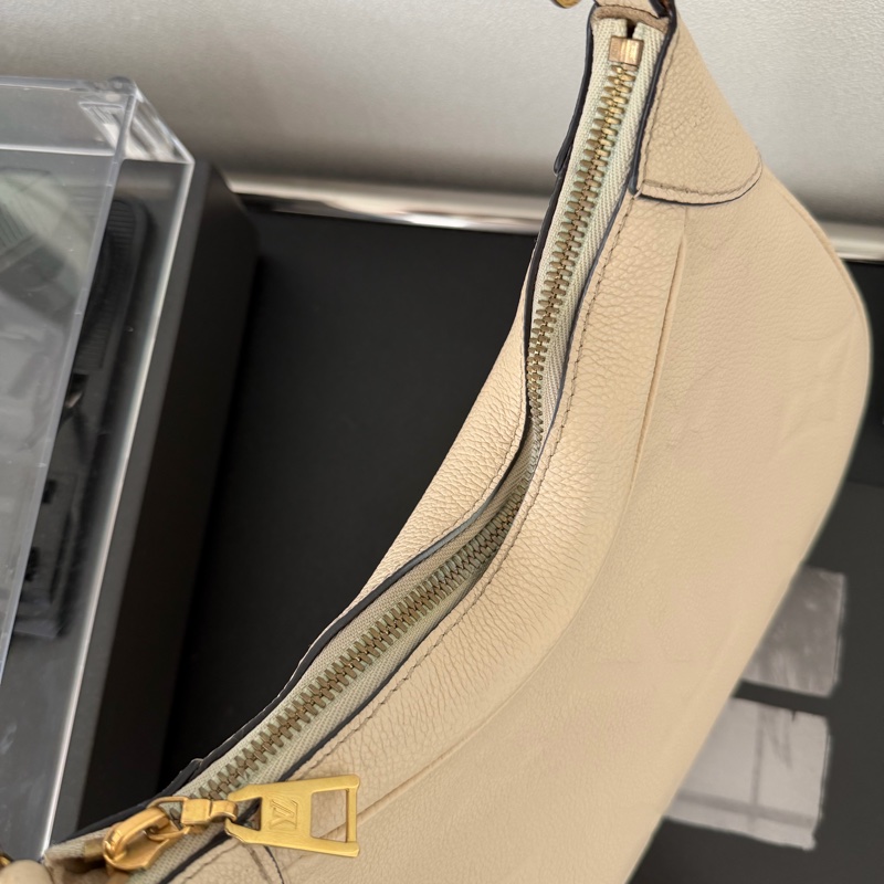 LV Boulogne PM 牛角包 白壓紋-9