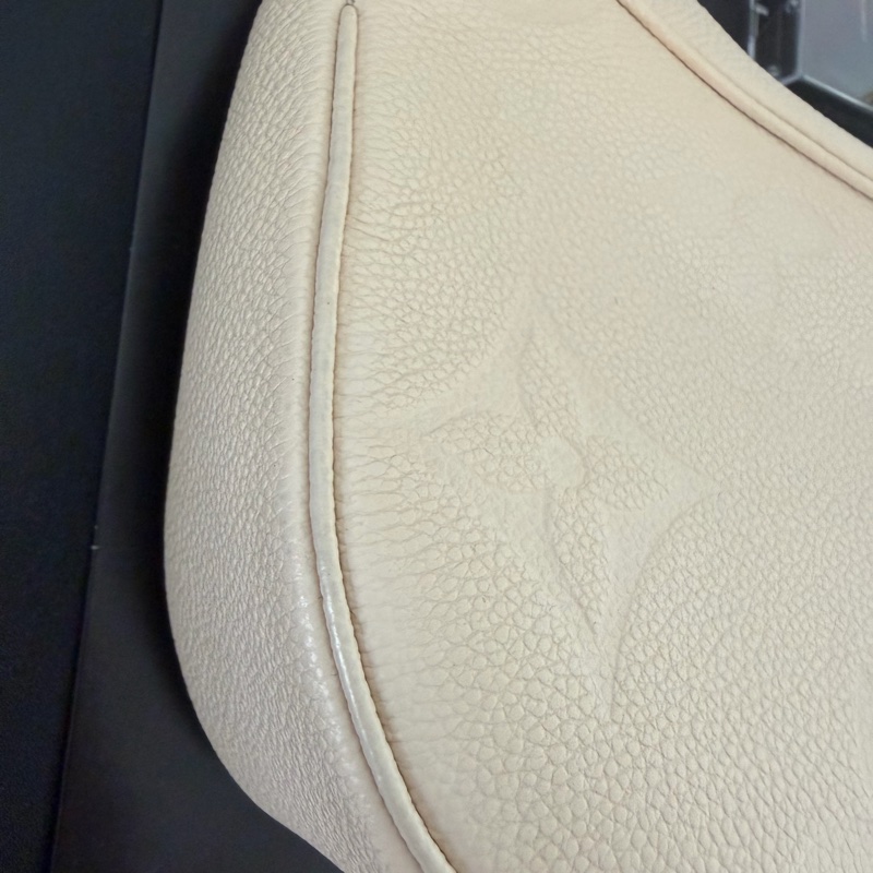 LV Boulogne PM 牛角包 白壓紋-17