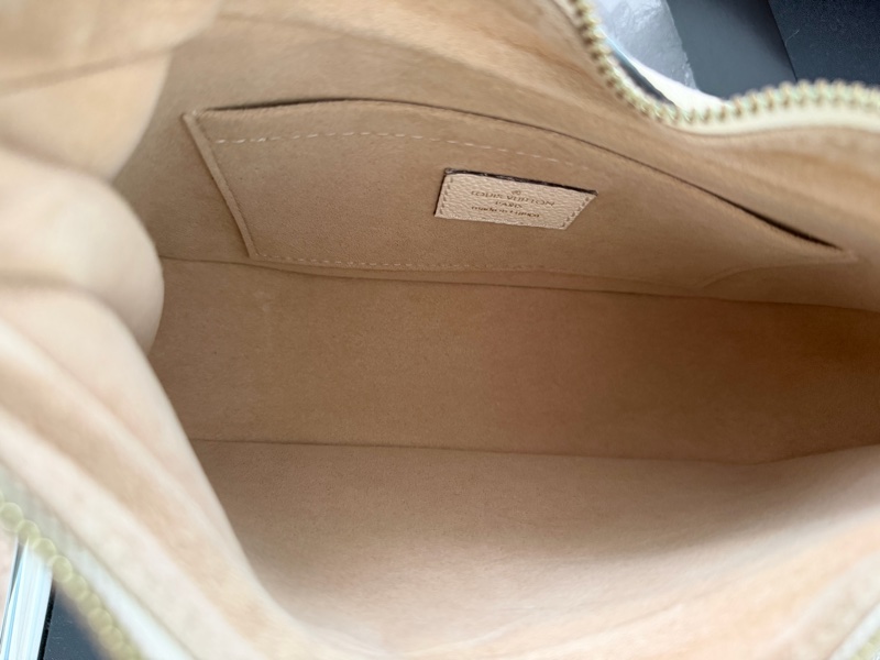 LV Boulogne PM 牛角包 白壓紋-22