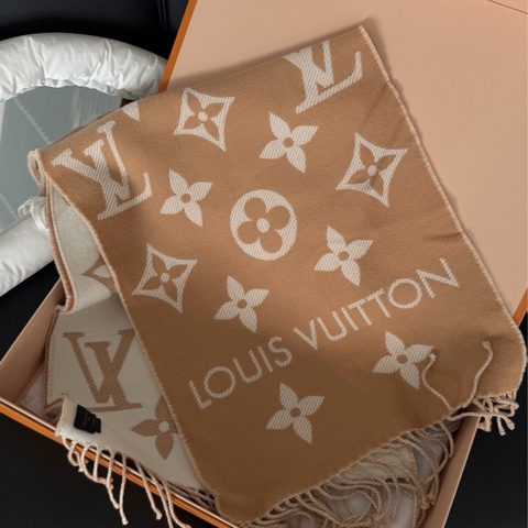 LV 奶茶色圍巾
