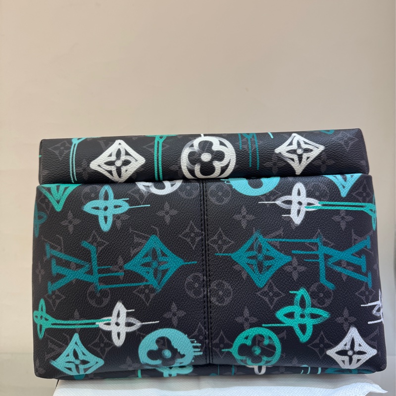 LV塗鴉黑字花Discovery後背PM-4
