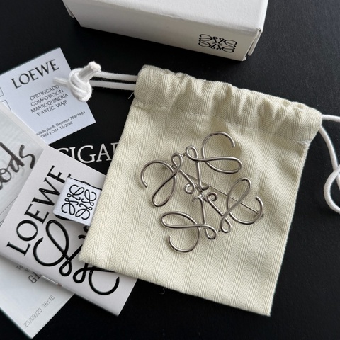 Loewe logo 銀色胸針