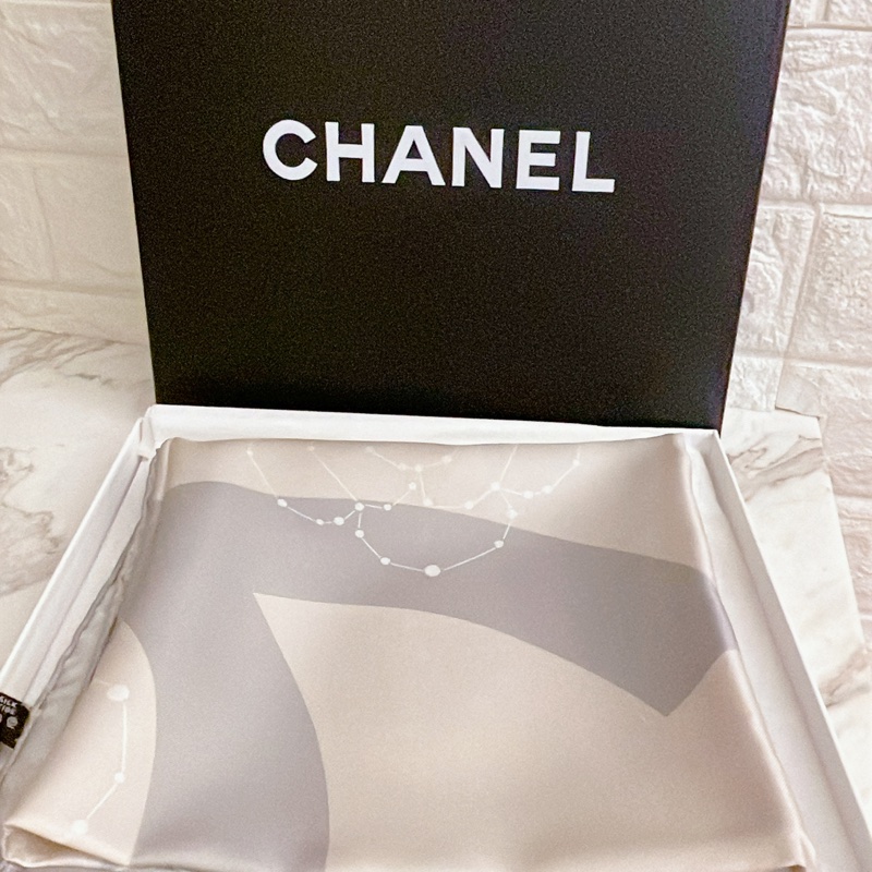 超甜價新款全新✨香奈兒Chanel稀有款絕美銀灰色星座銀河雙C大logo真絲絲巾領巾可裱框-1