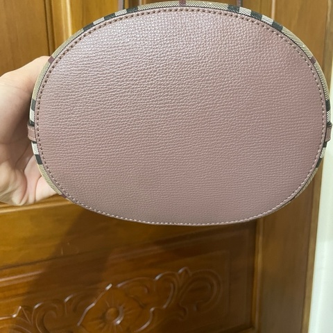 BURBERRY經典水桶包（百搭粉色）