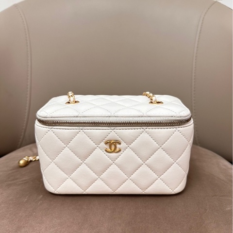Chanel Vanity With Chain香奈兒鍊帶化妝包、全羊皮白色香奈兒長盒子，小金球調節