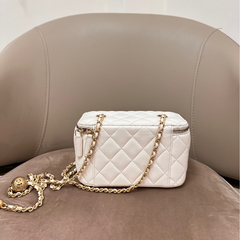 Chanel Vanity With Chain香奈兒鍊帶化妝包、全羊皮白色香奈兒長盒子，小金球調節-4