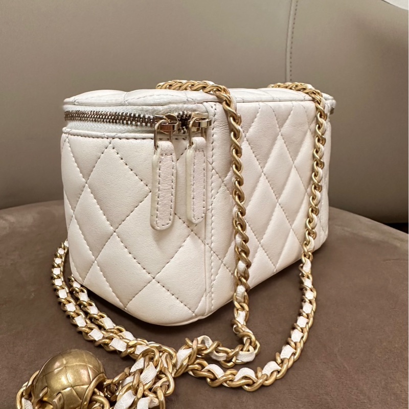 Chanel Vanity With Chain香奈兒鍊帶化妝包、全羊皮白色香奈兒長盒子，小金球調節-7
