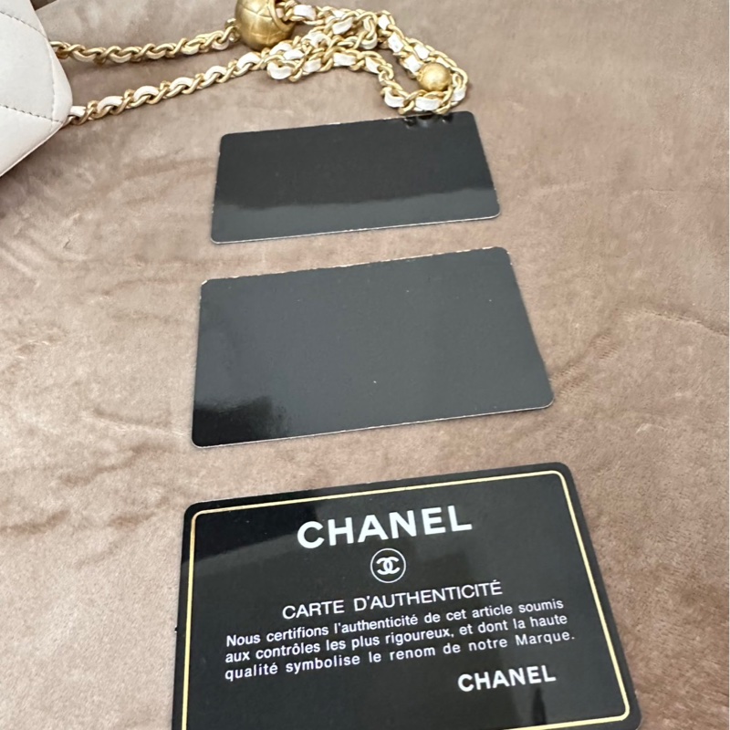 Chanel Vanity With Chain香奈兒鍊帶化妝包、全羊皮白色香奈兒長盒子，小金球調節-25