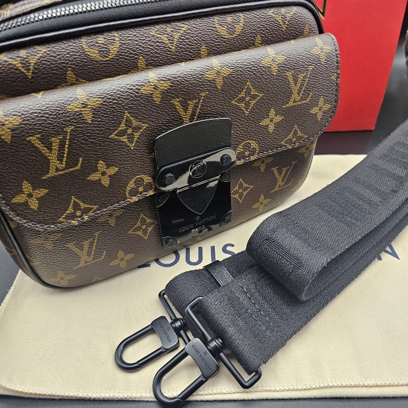 LV S lock messenger 郵差包 老花 Monogram 塗層帆布 路易威登 斜背包-10