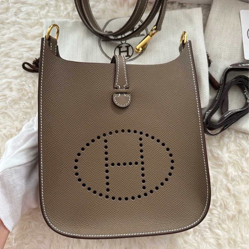全新 Hermes 2025 k刻 Mini Evelyne 大象灰金釦 全皮背帶 (東京購入)-1
