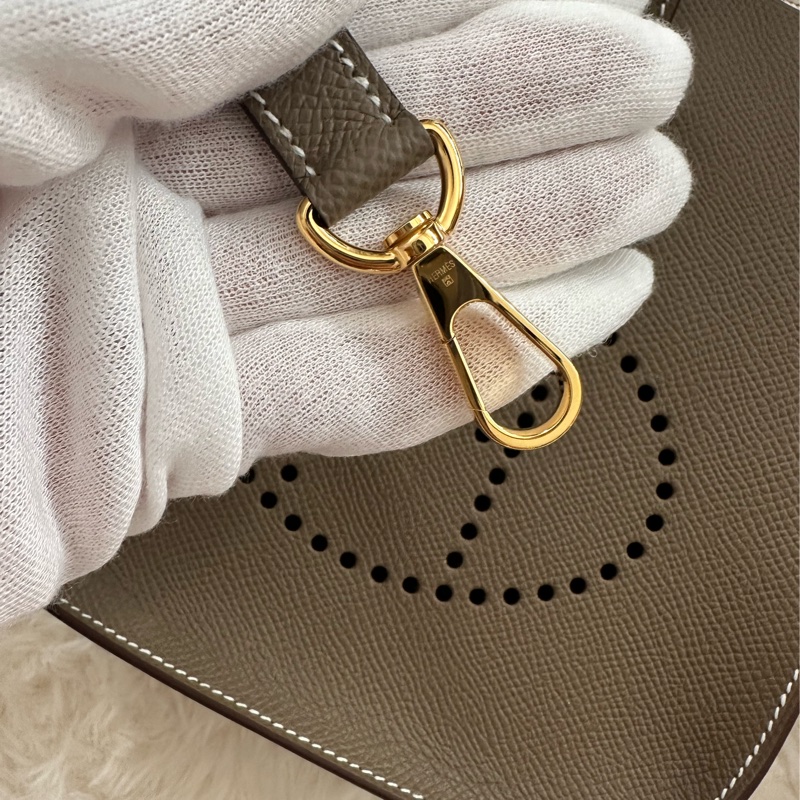 全新 Hermes 2025 k刻 Mini Evelyne 大象灰金釦 全皮背帶 (東京購入)-24