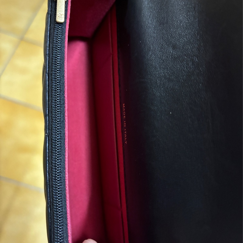 CHANEL 23a 山茶花調節扣手機包-10