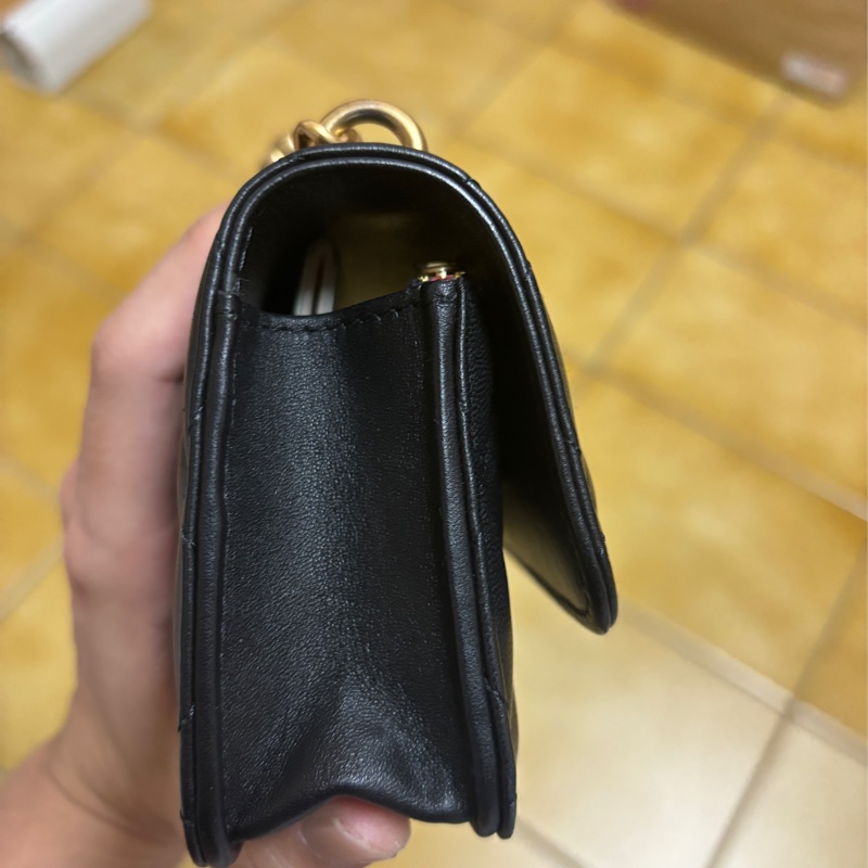 CHANEL 23a 山茶花調節扣手機包-12