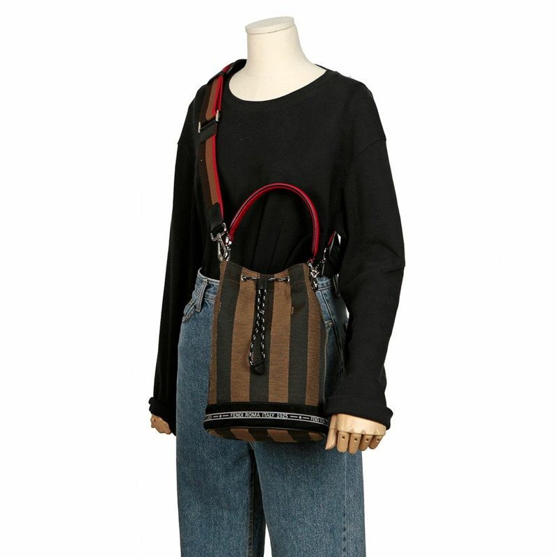 FENDI Montrezor 水桶斜背包-11