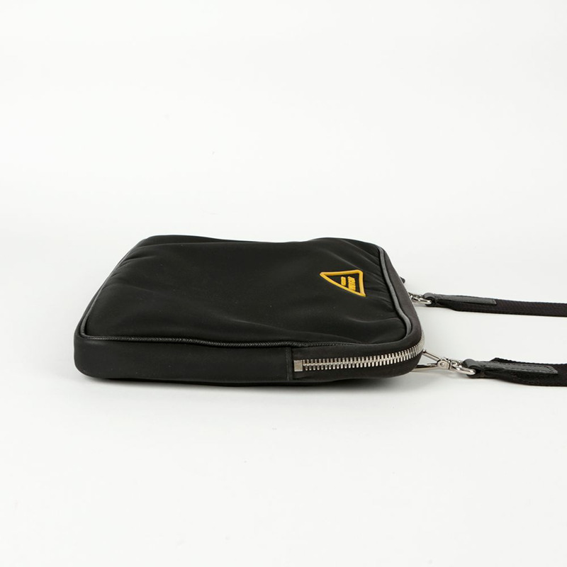 PRADA 三角形徽標斜背包-5