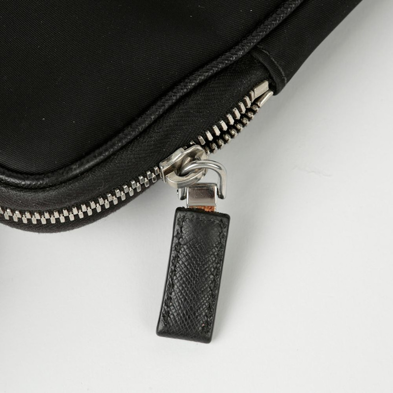 PRADA 三角形徽標斜背包-8