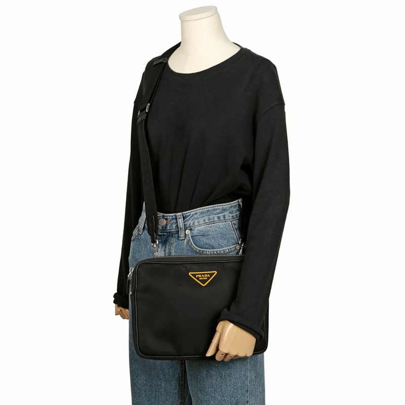 PRADA 三角形徽標斜背包-11