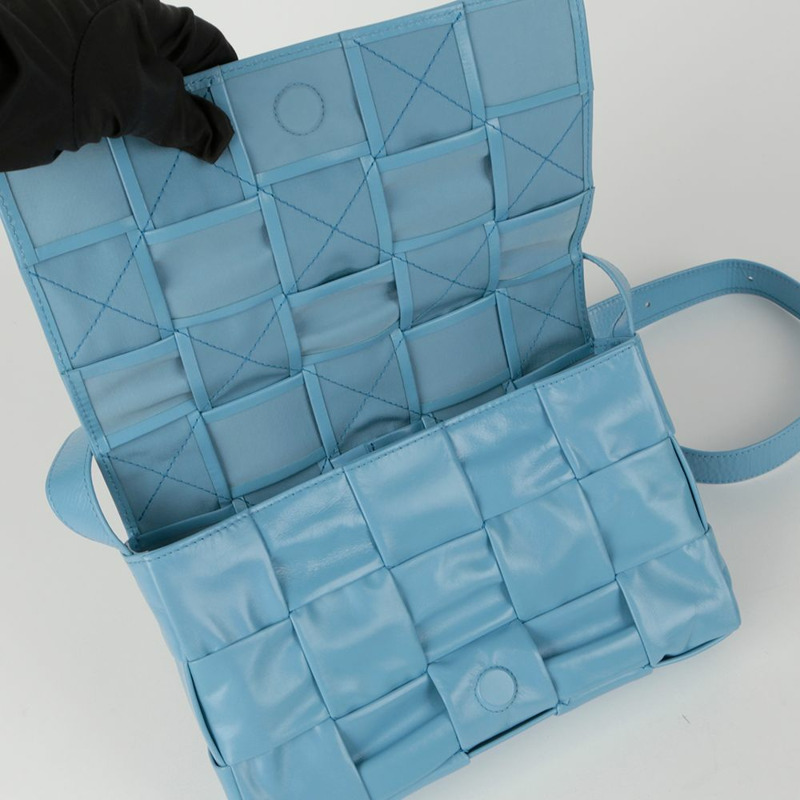 BOTTEGA VENETA 中號卡式斜背包-8