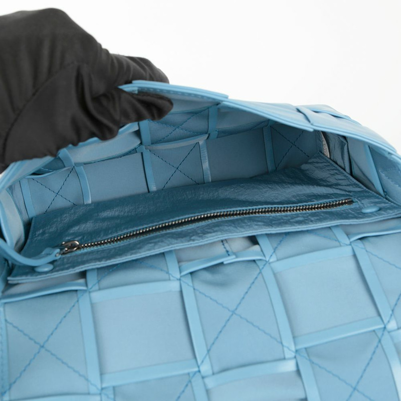 BOTTEGA VENETA 中號卡式斜背包-9