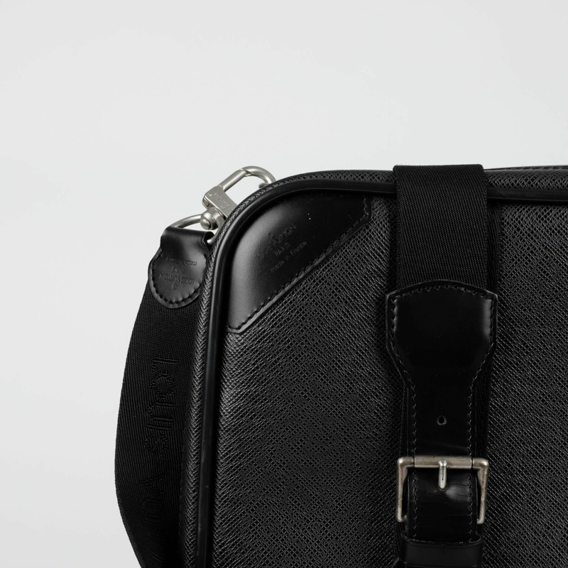 LOUIS VUITTON Taiga Satellite 53 手提包-6