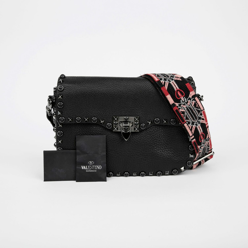 VALENTINO Rockstud 吉他滾輪肩斜背包-0