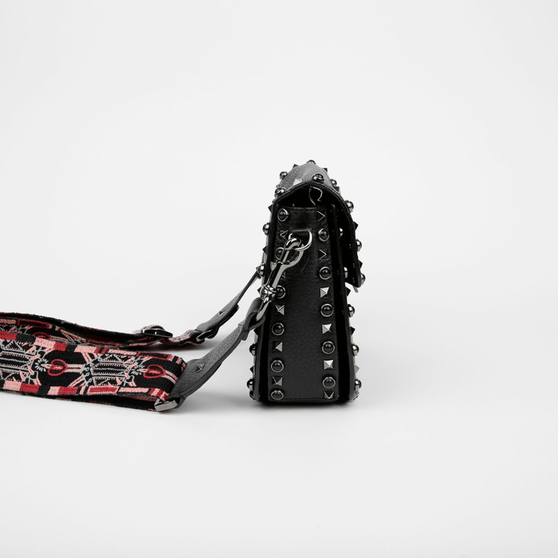 VALENTINO Rockstud 吉他滾輪肩斜背包-4
