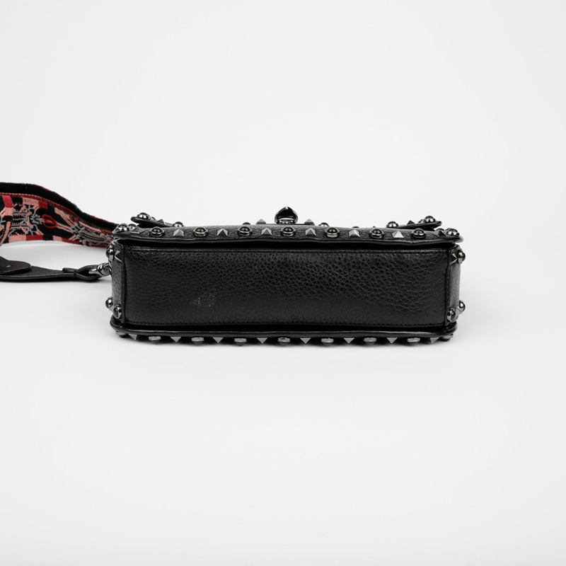 VALENTINO Rockstud 吉他滾輪肩斜背包-5