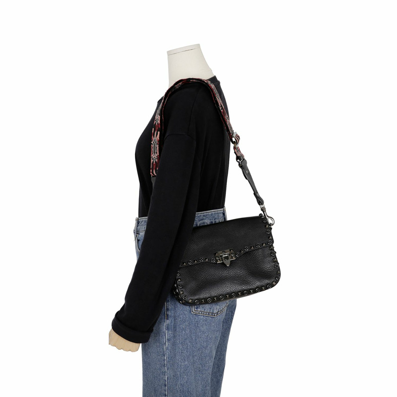 VALENTINO Rockstud 吉他滾輪肩斜背包-9