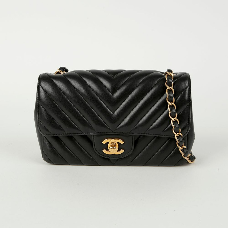 CHANEL 經典新款迷你人字形斜背包-1