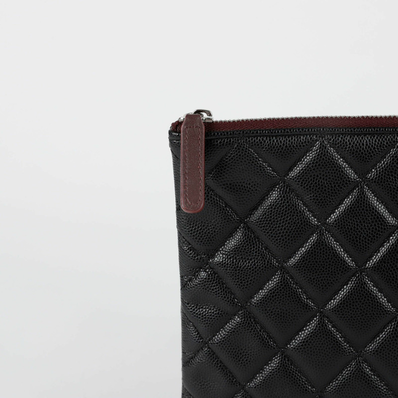 CHANEL 經典魚子醬新款中型手拿包 A82545-2