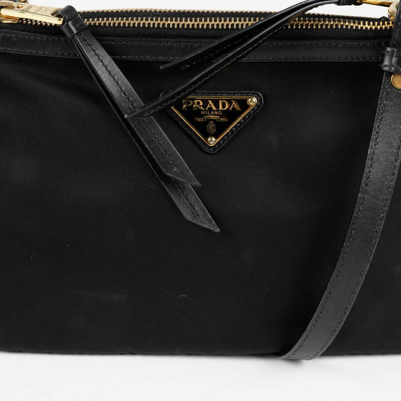 PRADA 三角形標誌雙拉鍊斜背包-1