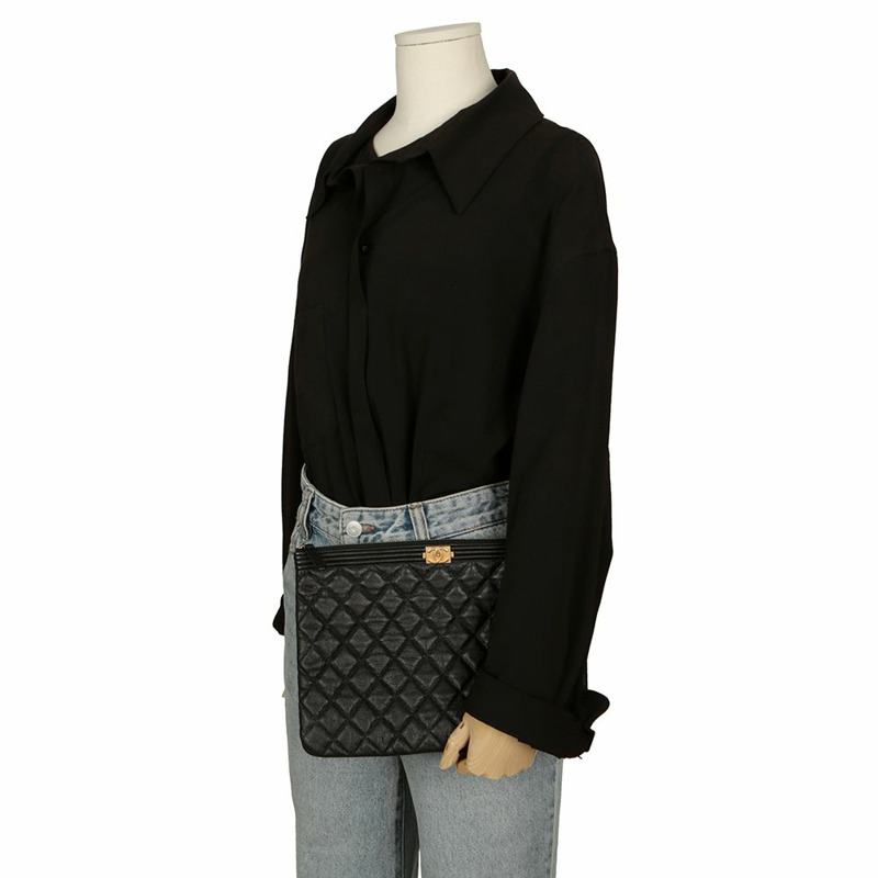 【包稅】CHANEL A84406 魚子醬皮 Boy 全新中型手拿包-10