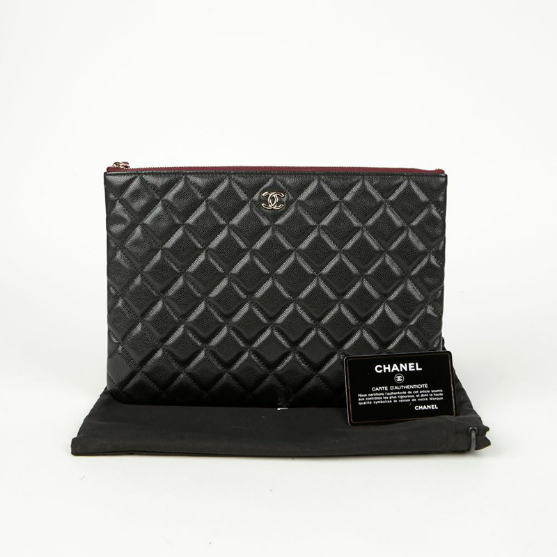 CHANEL Caviar Skin 經典新款中型手拿包 A82545-0