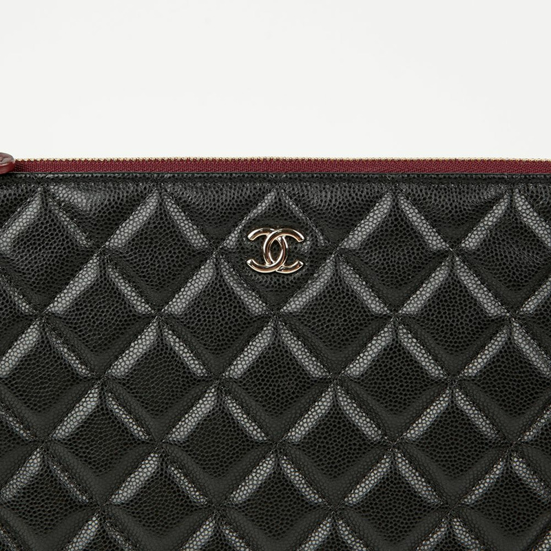 CHANEL Caviar Skin 經典新款中型手拿包 A82545-2