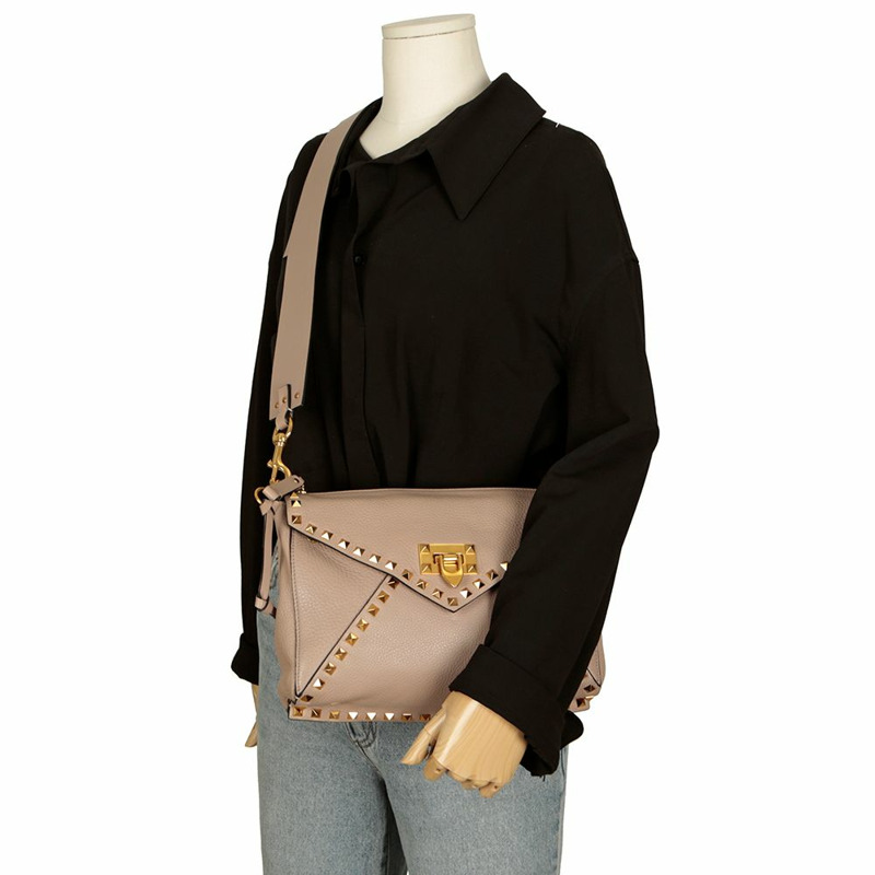 VALENTINO Rockstud 斜背包-11