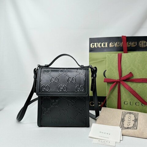 GUCCI 浮雕皮革郵差信封包