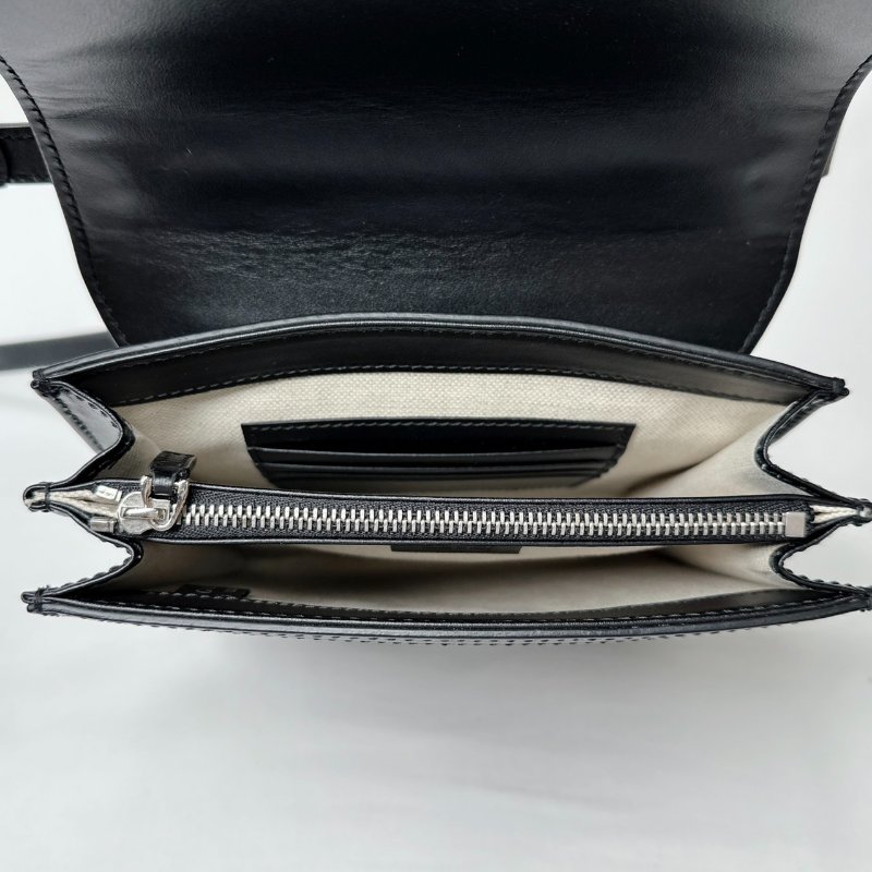 GUCCI 浮雕皮革郵差信封包-8