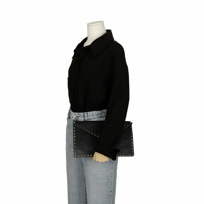 VALENTINO Rockstud 信封手拿包-10