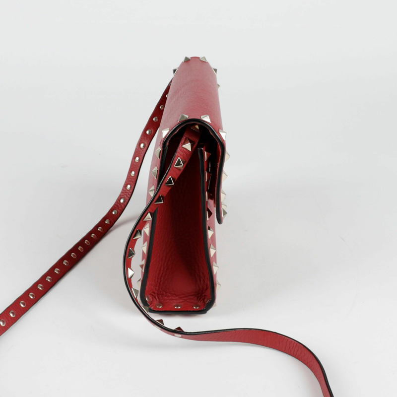 VALENTINO Rockstud 翻蓋斜背包-5