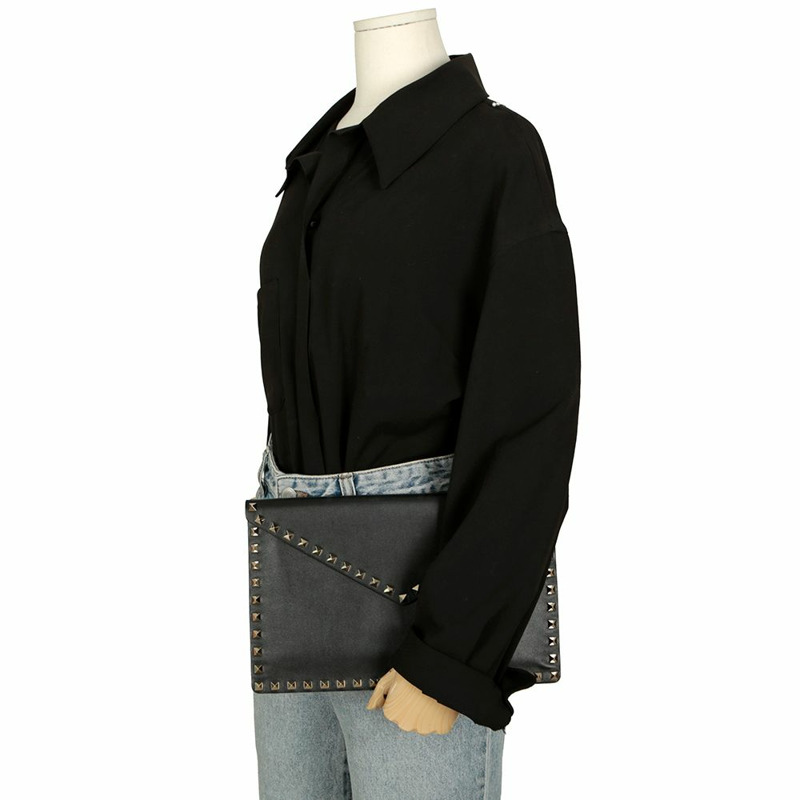 VALENTINO Rockstud 信封手拿包-10