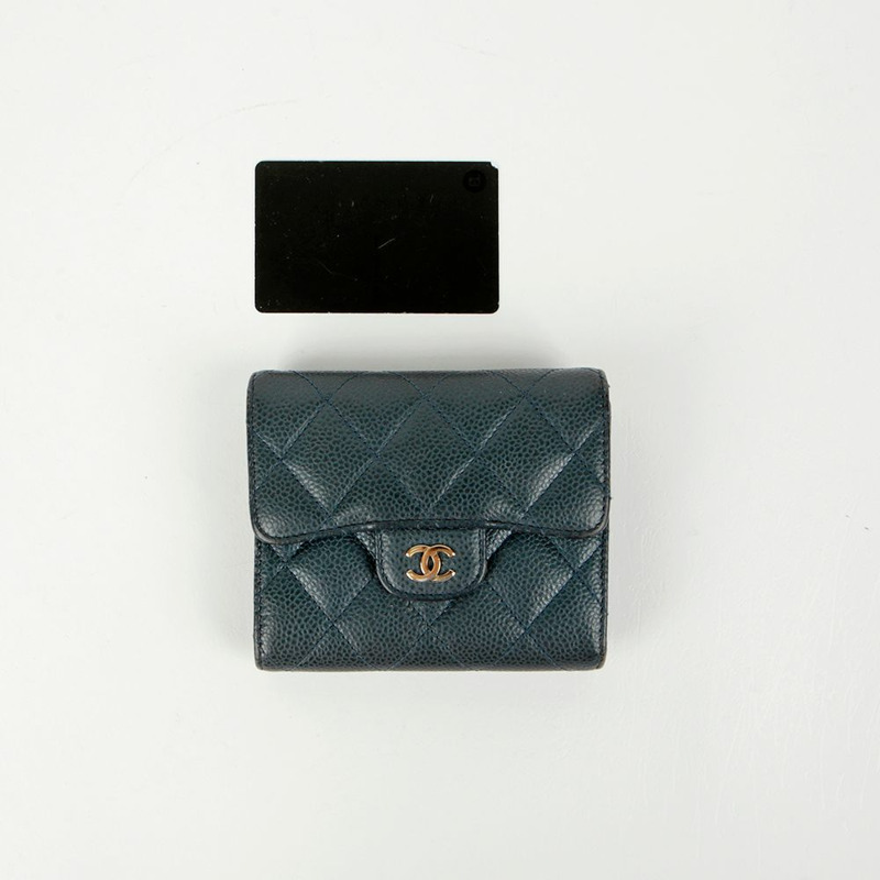 CHANEL Caviar Skin 經典雙折錢包-13