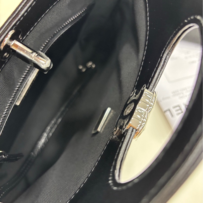 Chanel 香奈兒25k新款斜紋V紋31bagmini 全新 2025.10.14購證-8