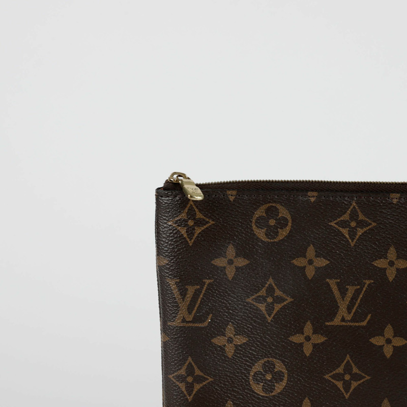 LOUIS VUITTON Etui Voyage GM 手拿包-1