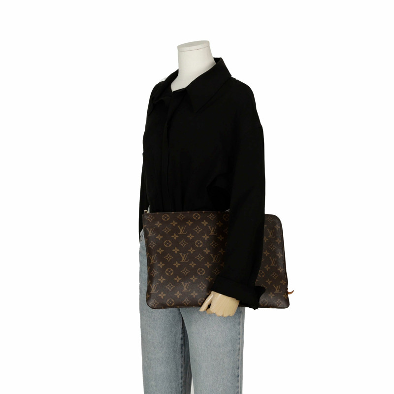 LOUIS VUITTON Etui Voyage GM 手拿包-11