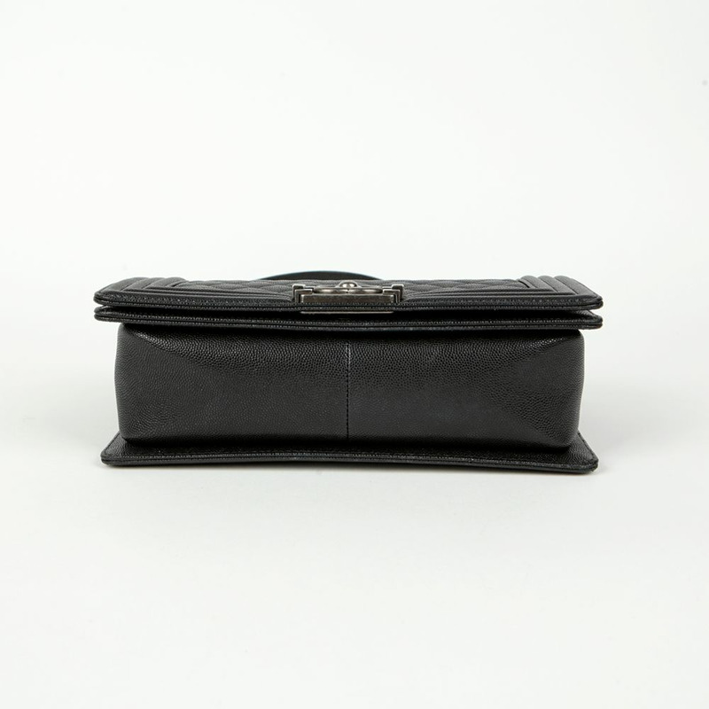 CHANEL Caviar Skin Boy 中型單肩斜背包-8