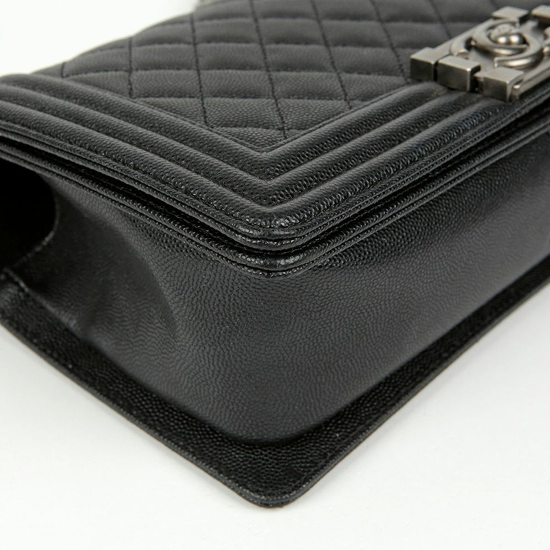 CHANEL Caviar Skin Boy 中型單肩斜背包-10