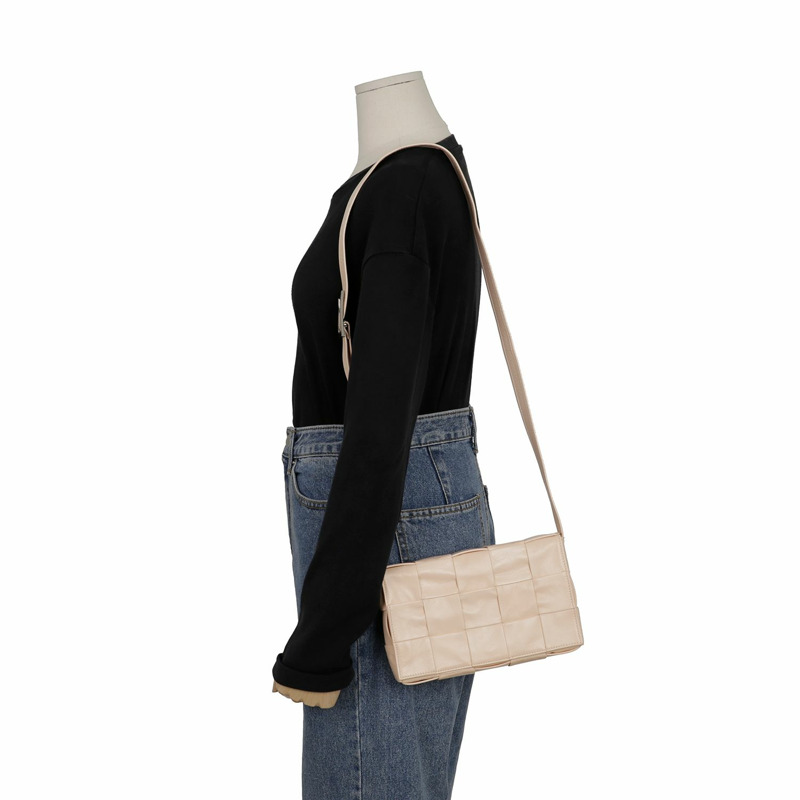 BOTTEGA VENETA Cassette 單肩斜背包 667298-11