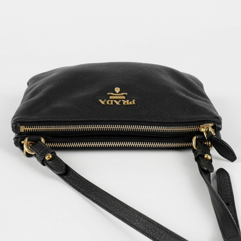 PRADA 1BH046 金屬標誌雙拉鍊斜背包-6