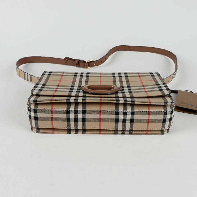 BURBERRY D 型環中型斜背包-5